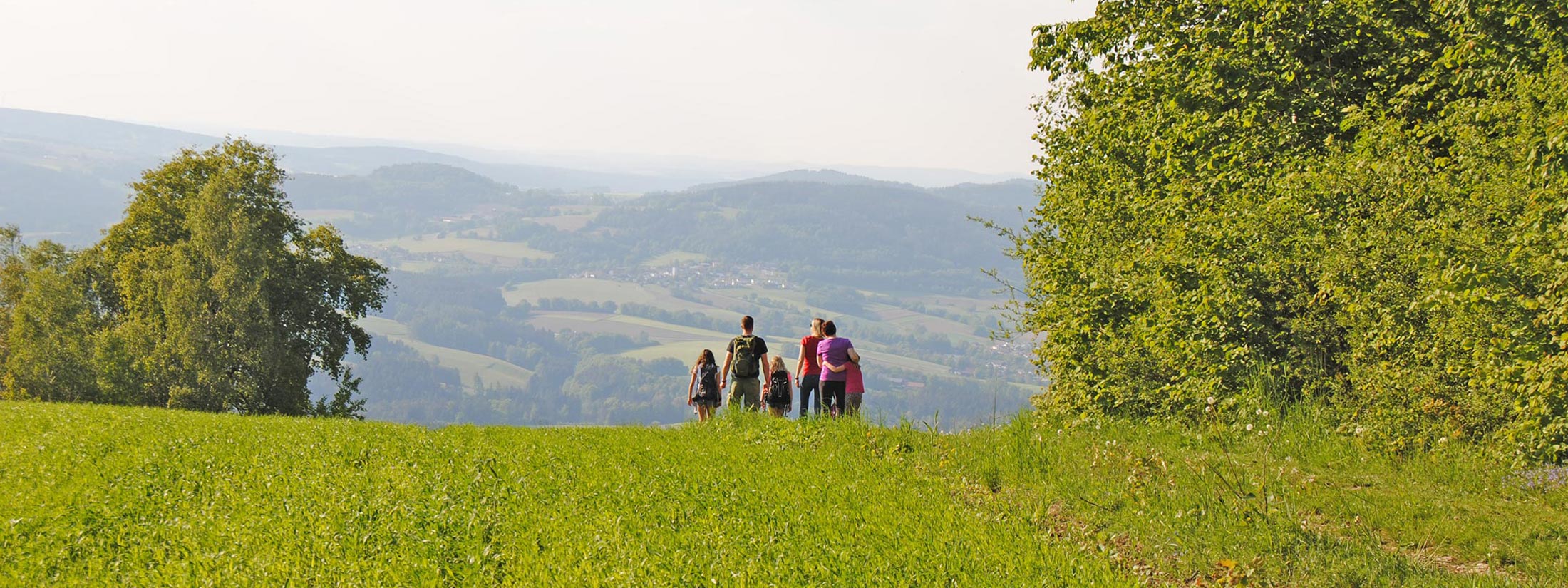 Sliderbild Landschaft mit Wanderer