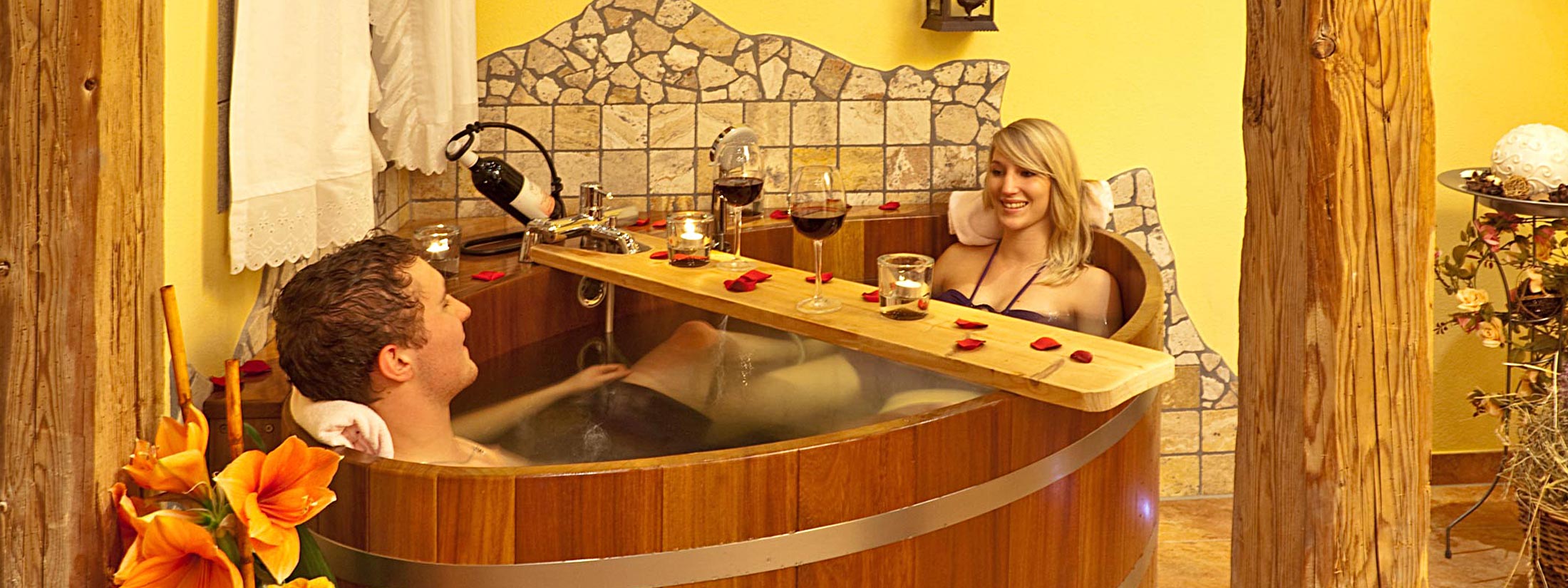 Sliderbild Wellness Bad 2 in der Wanne